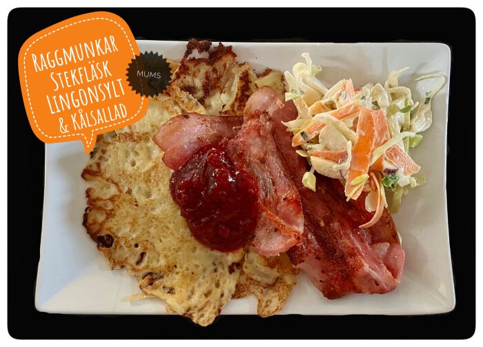 Raggmunkar, stekt fläsk, lingonsylt och kålsallad på en vit tallrik.