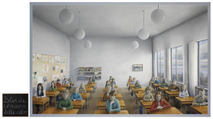 Ett klassrum med elever som sitter vid bänkar. Tavla till vänster med texten "Blir du lönsam, lille vän?". Moderna lampor och stora fönster i rummet.