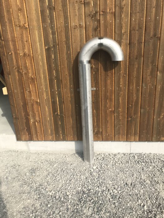 Rostfri snorkel för tilluft monterad på träfasad, del av ett byggprojekt för att undvika köldbrygga och snöproblem.