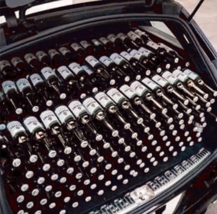 Bilens bagageutrymme fullt med flaskor staplade i rader, vilket illustrerar dess kapacitet.