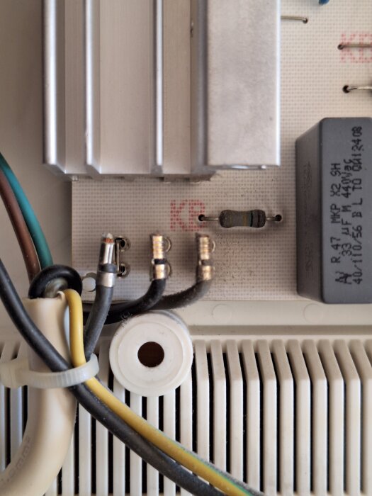 Inkopplade ledningar och elektroniska komponenter på en kretskort för ett element, med fokus på olika anslutningar och kablar.