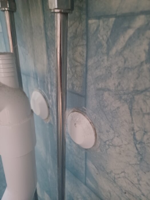 Inaktiva vattenledningar och rör i en vägg.