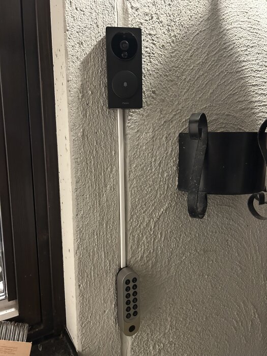 Aqara U200 smart lås installerat på en vägg, med både fingeravtrycksläsare och knappsats för olika öppningsalternativ.