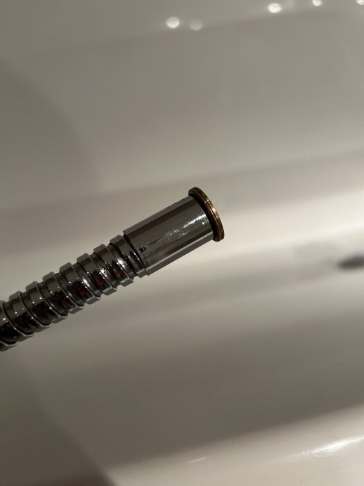 Kromad duschslang med mässingsanslutning utan hylsa för duschmunstycke mot vit bakgrund.