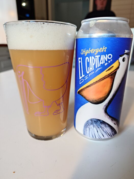 Glas med skummande öl bredvid en burk Stigbergets El Capitano DIPA.