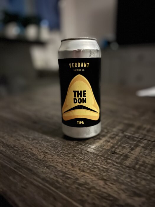En ölburk från Verdant Brewing Co. med etiketten "The Don" står på ett träbord.