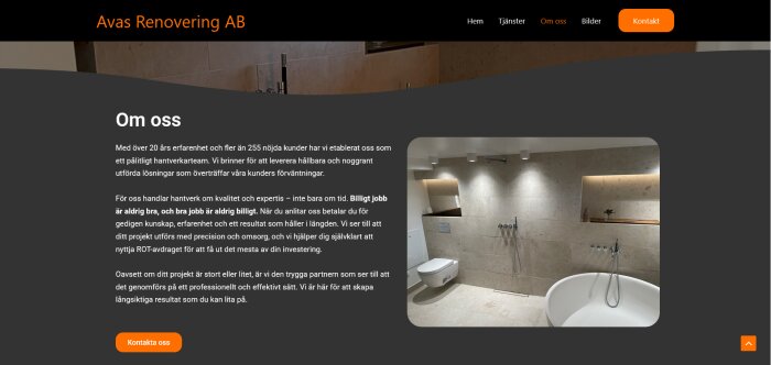 Modernt badrum med vit toalett, fristående badkar, ljusa kakelväggar och inbyggd belysning; Avas Renovering AB:s webbplats.