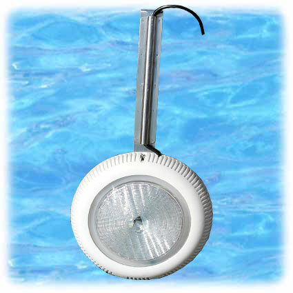 LED-lampa för pool som hänger ner från poolsargen, med en vattenskyddad design som anpassad för utomhusbruk.