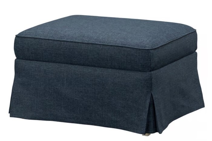 Blå fotpall från Ikea med tygklädd yta och kjol runt basen.