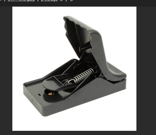 Svart råttfälla med fjädermekanism.