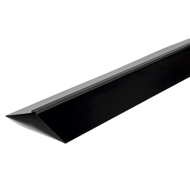 Svart nockplåt med veck vid kanten, vilket kan orsaka vatteninträngning från sidan.