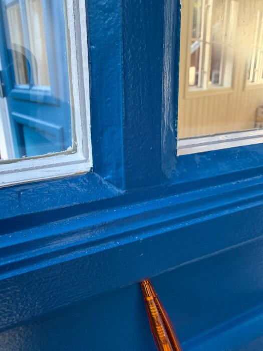 Fönster med blå karm, orange penna markerar plats för borrning av luftningshål under list för ventilation mellan bågar, frågor om storlek och skydd mot småkryp.