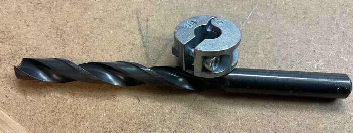 Borr med djupstopp i metall, placerat på en träyta, används för träpluggsprojekt enligt beskrivning i ett forum om bygg och renovering.