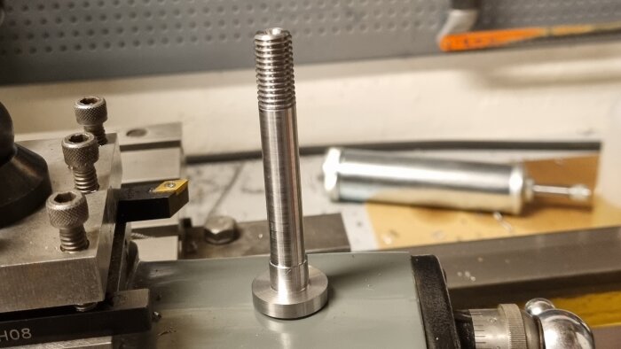 En svarvad metalldel monterad på en svarvmaskin, designad för användning med en verktygshållare med snabbfäste.