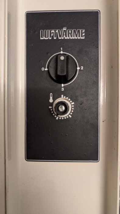 Termostat och potentiometer för luftvärmare med inställningsknappar, märkt med numren 0 till 3, och temperatursymbol på en svart panel.