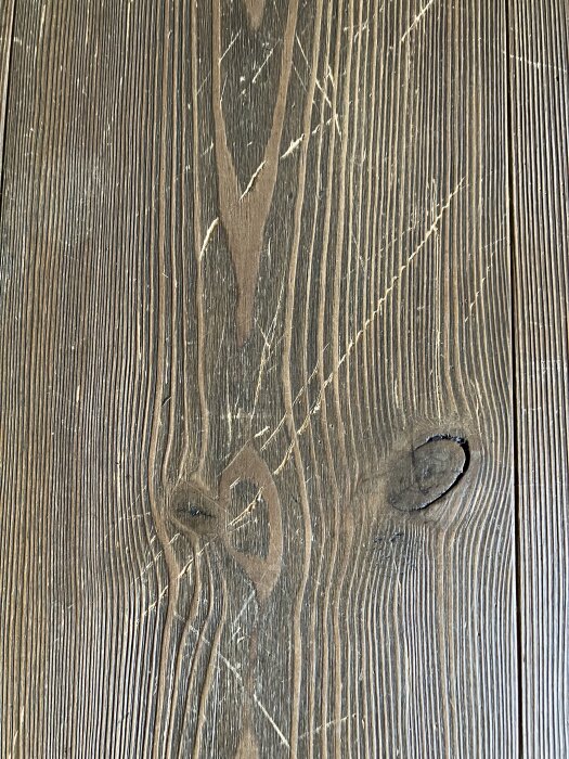 Borstat Dalafloda golv med repor och slitage.