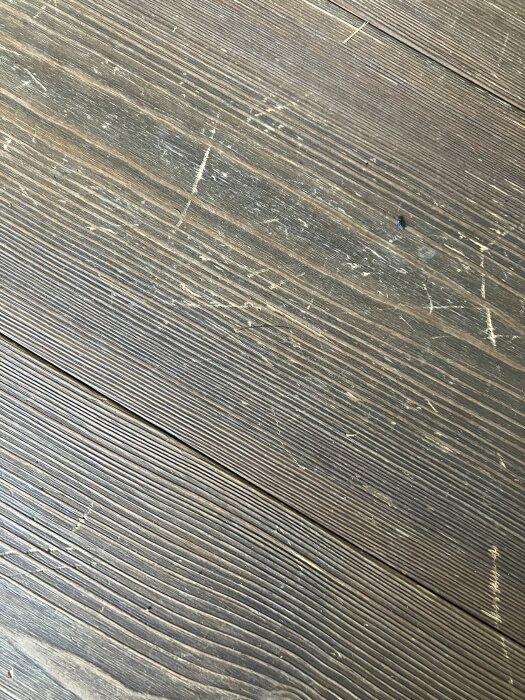 Repigt och slitet borstat Dalafloda golv i behov av renovering.