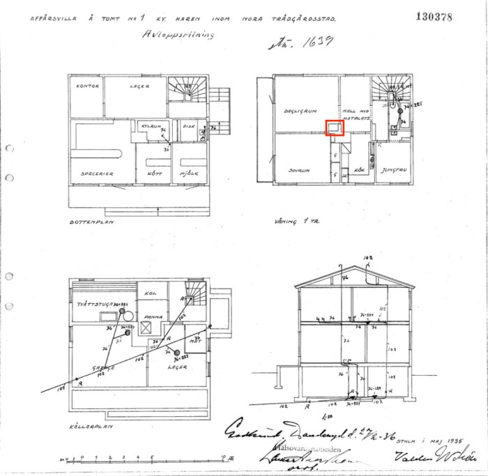 Ritning över husets våningsplan där väggar runt den öppna spisen är markerade i rött för att utreda vilka som är bärande i planlösningen.