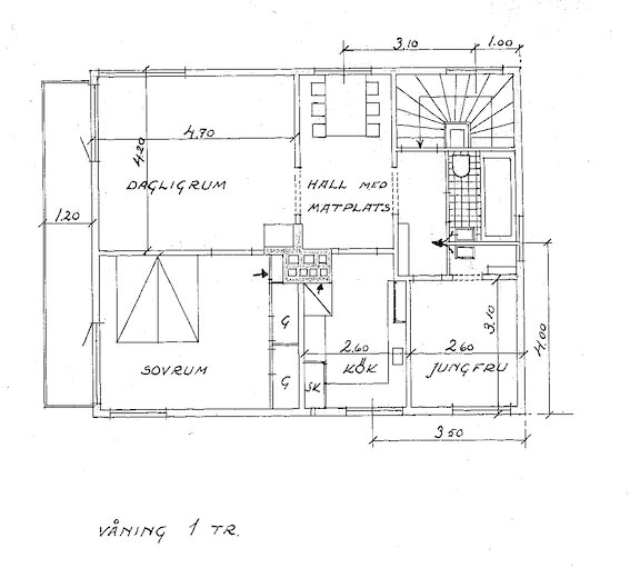 Planritning för ett hus från 1935, visar övervåningen med markerade väggar vid öppna spisen, som bildar ett V runt murstocken.
