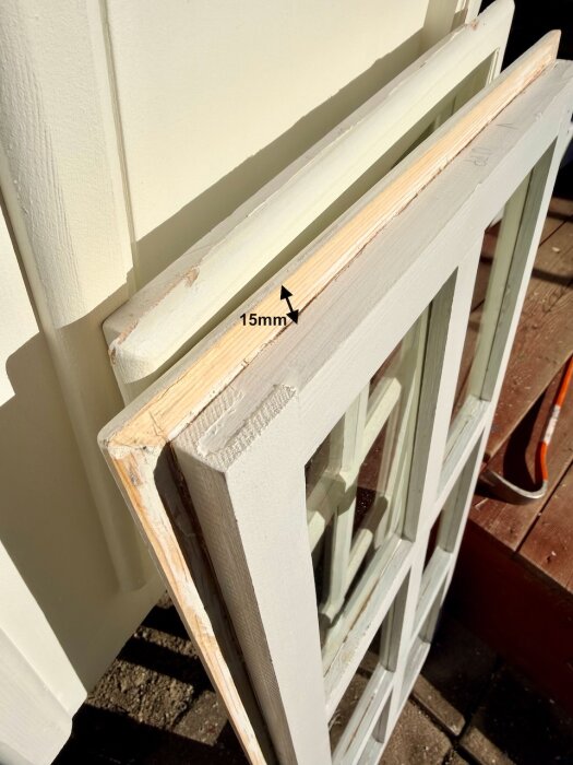 Innebågar och ytterbågar i trä, mätt till 15mm, visas placerade mot en vägg med solbelysta ytor. En såg skymtar i bakgrunden.