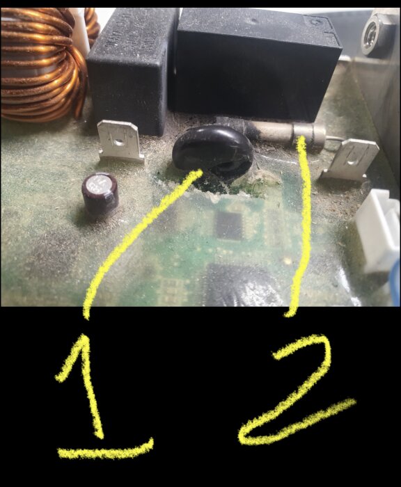 Närbild av ett kretskort med markerade komponenter: en potentiell varistor (1) och keramisk säkring (2), med handritade gula pilar.