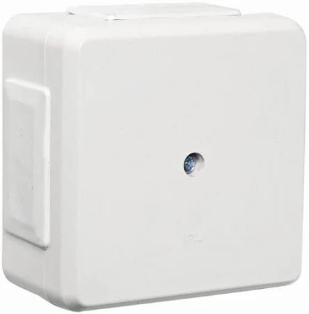 Vit, IP-klassad dosa med ett centralt placerat hål, används i badrum för att täcka elektriska anslutningar vid byte till handdukstork.