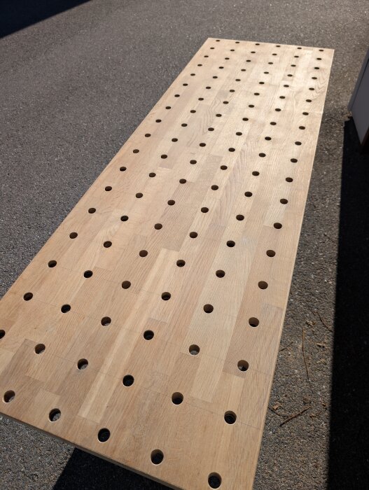 Träskiva med jämnt fördelade hål, 6mm radie undersida och 1,5mm fas ovansida, planerad för behandling med Osmo top oil.