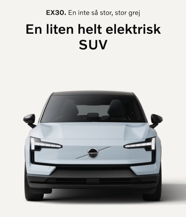 En vit Volvo EX30 helt elektrisk SUV, sedd framifrån med fokus på frontens design och strålkastare.