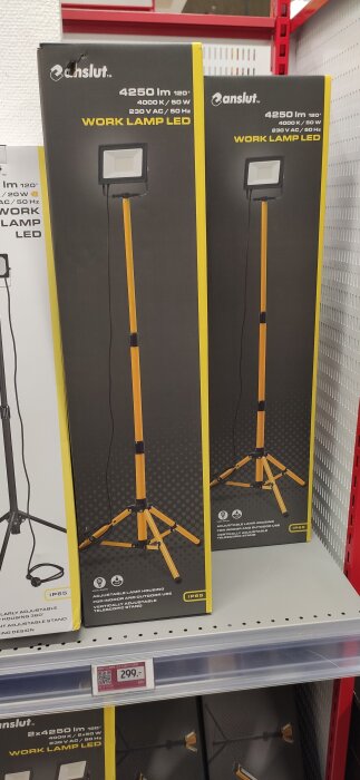 LED-arbetslampa med stativ, 4250 lumen, visas på hylla i butik. Förbättrar belysning vid målning. Justerbart teleskopstativ.