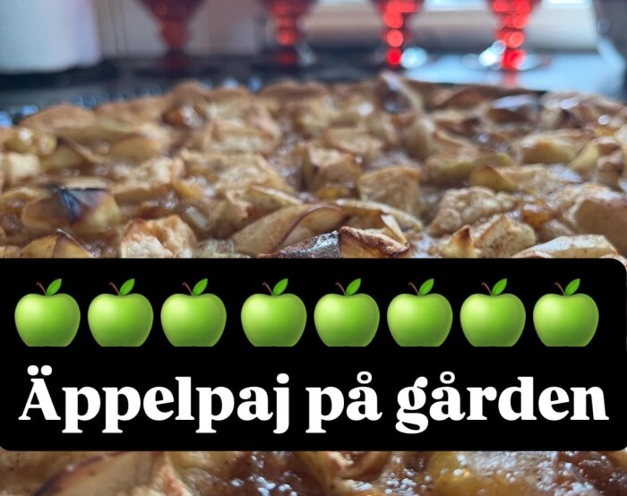 Äppelpaj i närbild med text "Äppelpaj på gården" och gröna äpplemojier ovanpå.