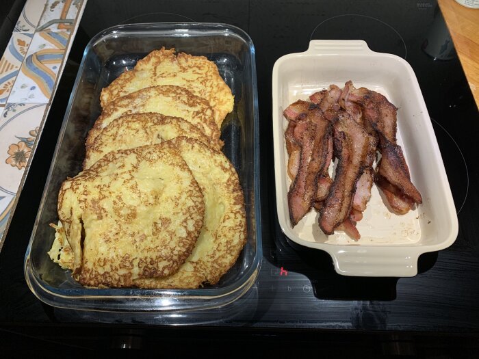 Raggmunkar och stekt fläsk i ugnsform, serverat som ett klassiskt svenskt maträttalternativ.