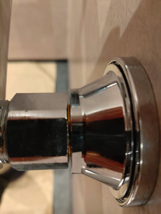 Duschblandare med gap mellan mutter och väggbricka, Vatette V6, Gustavsberg blandare monterad mot vägg.