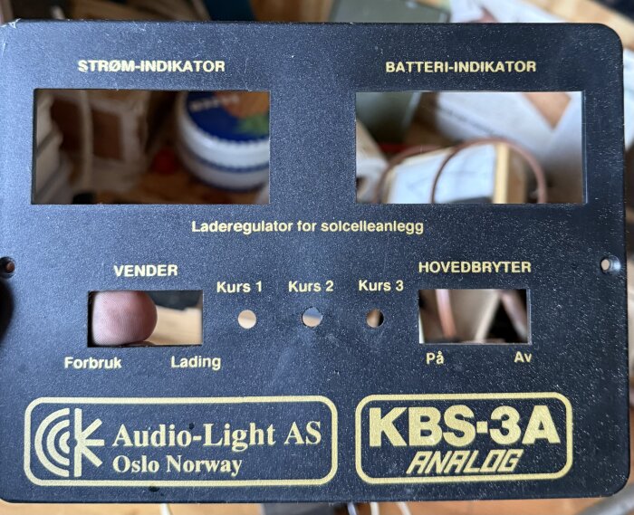 Laderegulatorpanel från Audio-Light AS med märkning "KBS-3A Analog", med indikatorplatser för ström och batteri samt omkopplare för olika funktioner.