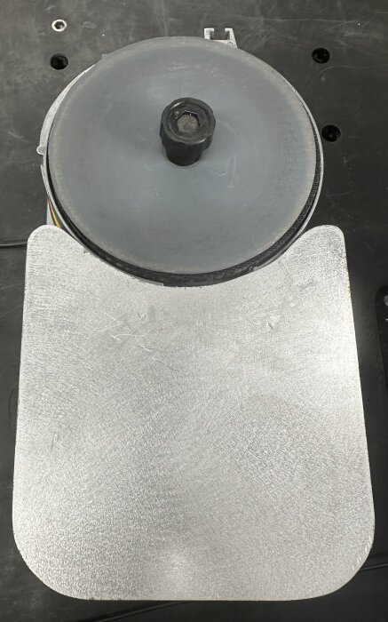 Roterande slipskiva på en WS2000 slipmaskin med specialtillverkat extrabord i aluminium för verktygsslipning.