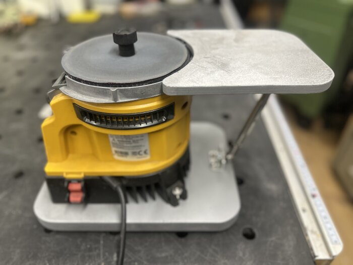 Slipmaskin WS2000 med anpassat extrabord av plywood och aluminium för verktygsslipning, med vantskruv och vinkellänkar för stabilisering.