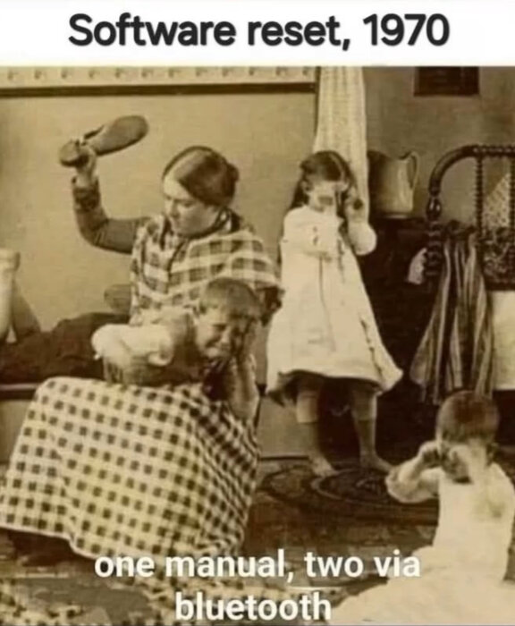 Vintage foto med texten "Software reset, 1970", en mamma svingar en toffel över ett barn. Två andra barn ser förskräckta ut i bakgrunden.