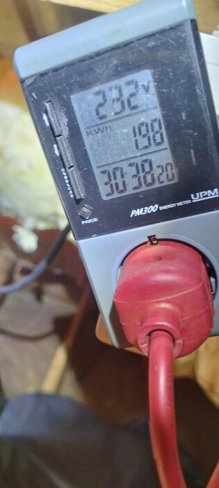 Energimätare visar 282 volt och 198 kWh, kopplad till en röd sladd.