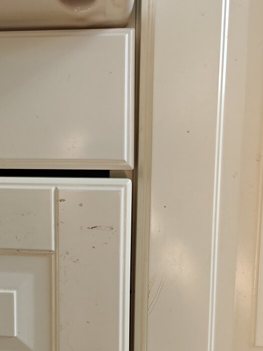 En kökslucka från Ikea 2020 som är skev, med dragning åt vänster och tydliga märken på ytan, vilket påverkar sopsorteringslådans funktion.