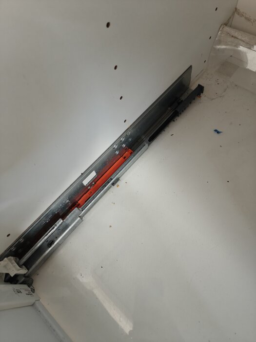 Skena under Ikea-köksskåp från 2020, visar justeringsproblem där sopsorteringslådan inte sitter rätt.