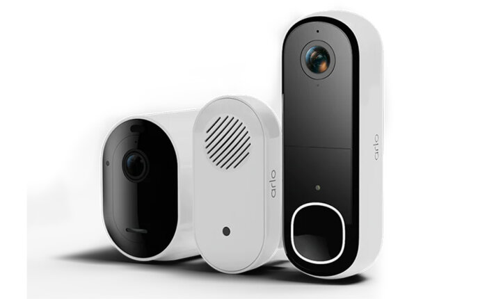Arlo Premium säkerhetspaket med Pro 5 kamera, Essential FHD trådlös videodörrklocka och Chime 2 mottagare, alla i vitt.