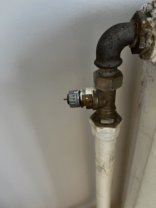 Radiatorventil med rostig böjd röranslutning, söker rätt termostat.