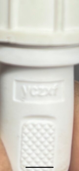 Närbild på en vit kabelkontakt med märkningen "YVZXF" och ett rutmönster under.