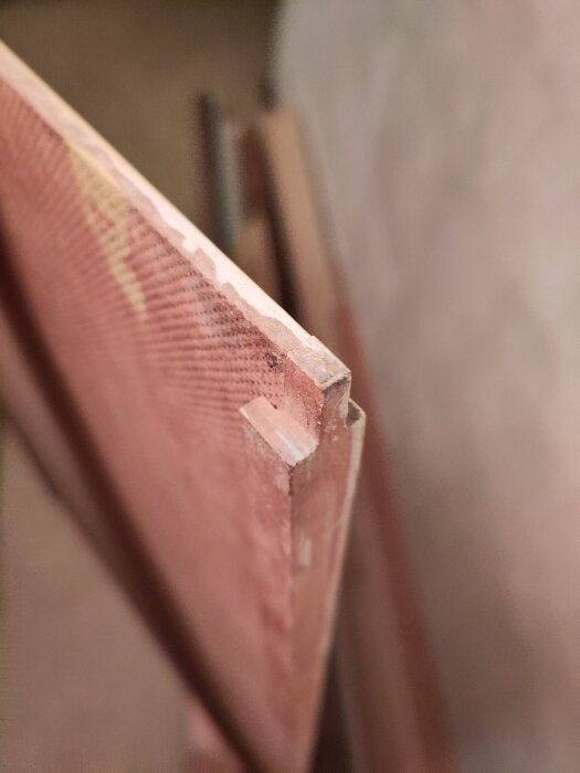 Dörrdetalj med en list på kanten i närbild, troligen för stabilitet, fotograferat inför montering i ett nytt kök.