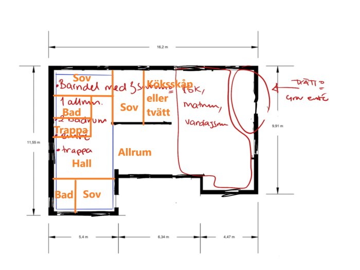 Ritning av husplan med sovrum, badrum, hall, köksdel och allrum. Noteringar markerar mått och möjliga problemområden som smala rum.