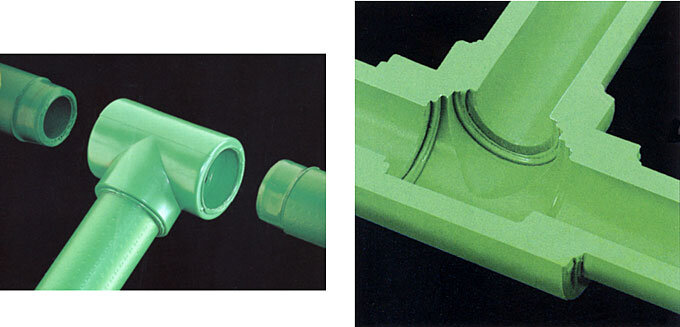 Gröna Aquatherm plaströrsystem med T-koppling och homogena svetsfogar, visar skarvfri konstruktion.