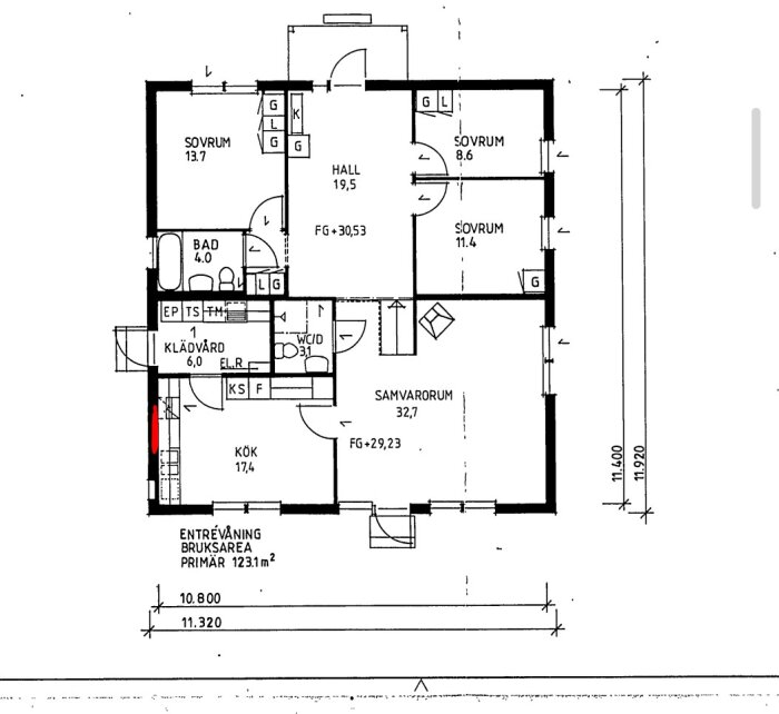 Byggnadsritning av ett 80-talshus med markerat kök; en yttervägg på kortsidan misstänks vara bärande.