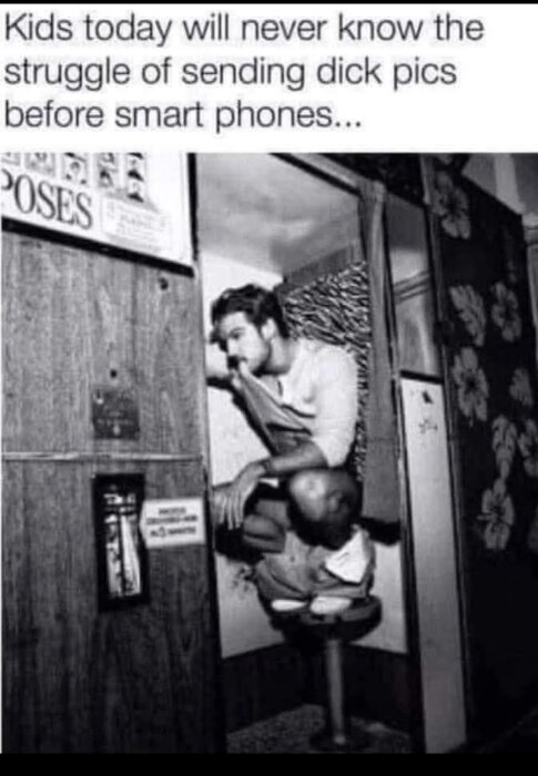 En man sitter på huk i en gammal fotoautomat, omgiven av gardiner och fotoinstruktioner. Text skämtar om fotografering före smartphones.