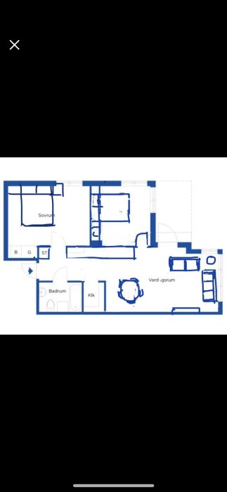 Planlösning över lägenhet med sovrum, vardagsrum, badrum och kök i blått och vitt. Förslag för vatten och ventilation visas.