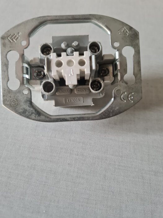 Elkomponent med flera skruvanslutningar, märkt med 10AX och 250V, troligtvis del av strömbrytare.