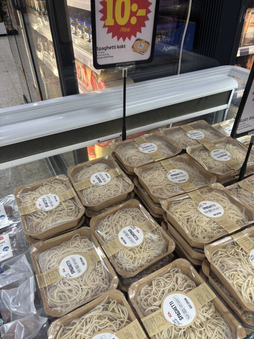 Färdigkokt spaghetti i förpackningar i en butik med erbjudande om 10 kr styck.